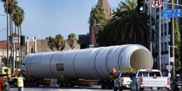 Ракетные двигатели доставлены в Лос-Анджелес для демонстрации космического челнока «Индевор»