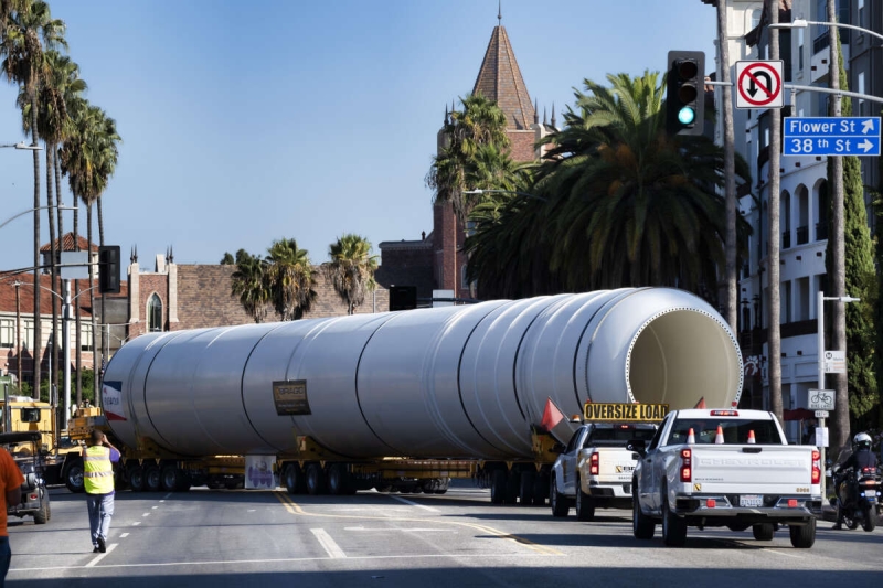 Ракетные двигатели доставлены в Лос-Анджелес для демонстрации космического челнока «Индевор»