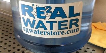 В США десятки людей отравились ракетным топливом в бутилированной воде Real Water