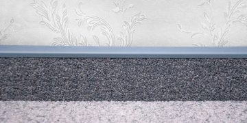 Как правильно выбрать плинтус для ковровой плитки и создать стильное и гармоничное интерьерное решение?