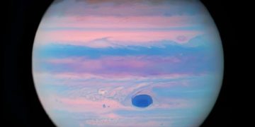 «Хаббл» запечатлел Юпитер в ультрафиолете