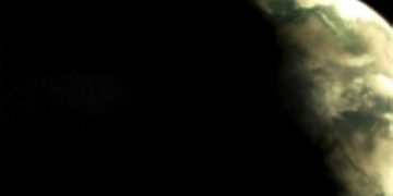 Новый снимок Земли получен с помощью крошечной камеры