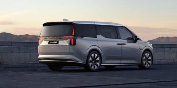 Представлен роскошный минивэн Volvo EM90