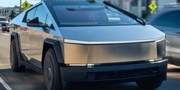 Tesla Cybertruck: серийные экземпляры поехали в шоурумы