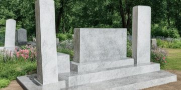 Памятники из гранита и мрамора: какой материал выбрать для достойного отпевания почившего