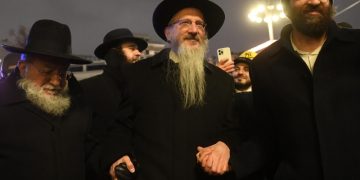 Главный раввин России зажег в Москве первую ханукальную свечу