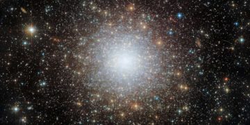 «Хаббл» запечатлел шаровое скопление  NGC 2210