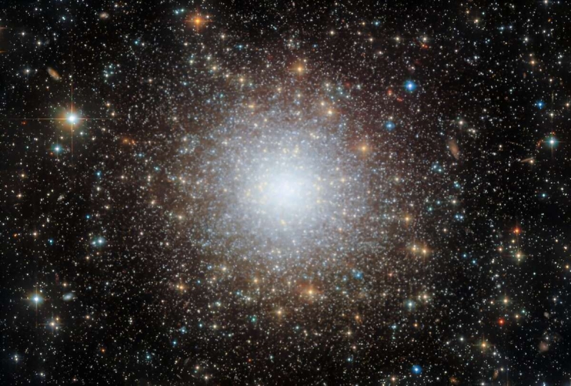 «Хаббл» запечатлел шаровое скопление  NGC 2210