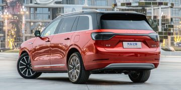 Huawei представил Aito M9: девять экранов, три проектора и 2 кВт звука