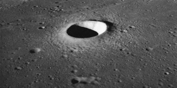 Японский спускаемый аппарат вышел на орбиту Луны