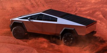 Серийная Tesla Cybertruck: динамика Porsche 911 и пуленепробиваемый кузов