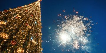 Власти Петербурга думают об отмене салюта в новогоднюю ночь