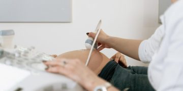 Запрет абортов не решит проблему рождаемости, считает заслуженный врач