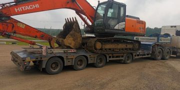 Доставка тралом гусеничного экскаватора погрузчика