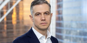 Дайджест дня: Geely Atlas в продаже, страсти вокруг ДВС и другие события индустрии