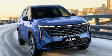 Дилеры Geely в России начали принимать заказы на новый Atlas