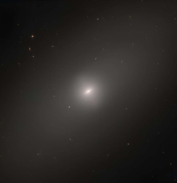 «Хаббл» наблюдает галактику NGC 3384