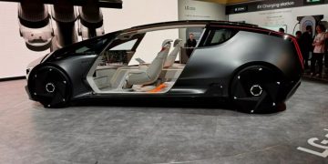 Теперь и LG: показан электромобиль с дисплейными технологиями