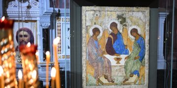 У храма Христа Спасителя с «Троицей» образовалась очередь из верующих