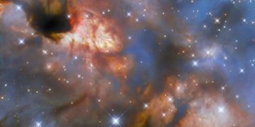 «Хаббл» наблюдает за формированием массивной звезды