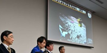 Японский лунный модуль вышел на связь