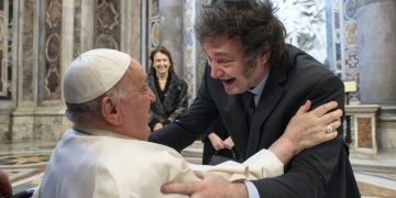 Милей извинился перед папой Франциском, которого раньше критиковал