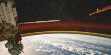 Свечение атмосферы Земли можно увидеть с Международной космической станции