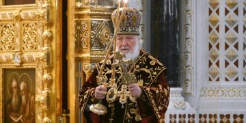 В Москве проходит служба в день 15-летия интронизации патриарха Кирилла