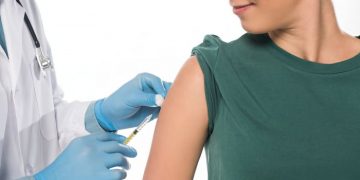 Вакцину можно сделать до 4 раз эффективнее, если ставить уколы в разные руки