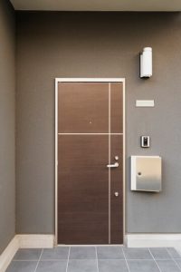 Выбор входных дверей для квартиры: характеристики и рекомендации по приобретению