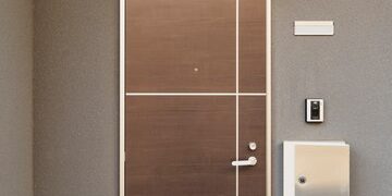 Выбор входных дверей для квартиры: характеристики и рекомендации по приобретению