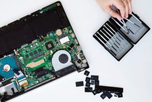Профессиональный ремонт ноутбуков: когда обратиться к специалисту и на что обратить внимание