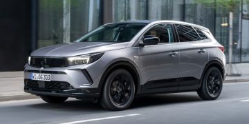 Кроссовер Opel Grandland и хэтчбек Opel Corsa стали гибридами