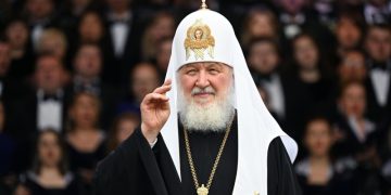 Патриарху Кириллу подарили на ВФМ графический роман в японском стиле