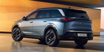 Семиместный Peugeot 5008 перешел в третье поколение