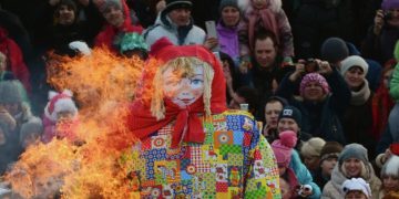 Священник предостерег россиян от сжигания чучела на Масленицу