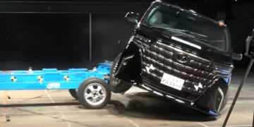 В Японии испытали на безопасность Toyota Alphard