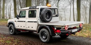 Внедорожник Ineos Grenadier превратился в бортовой грузовичок