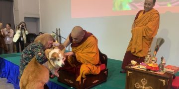 Буддийские монахи благословили животных на фестивале в Москве