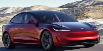 Гамму обновленной Tesla Model 3 пополнили спортвариантом