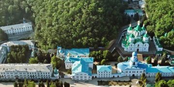 Насельники Святогорской лавры призвали освободить митрополита Арсения