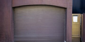 Секционные ворота: преимущества, типы, установка и эксплуатация