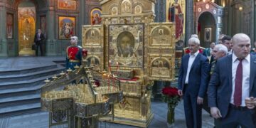 Белоусов принял участие в богослужении в главном храме ВС России