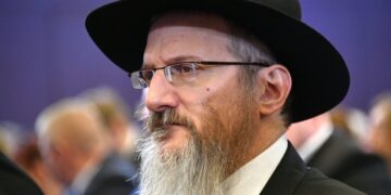 Берл Лазар назвал самозванцем раввина, благословившего «Азов»*