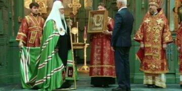 Патриарх Кирилл подарил Белоусову старинную икону