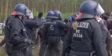 Противники завода Tesla в Германии попытались взять его штурмом