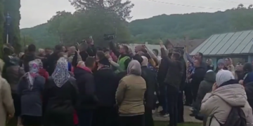 Сторонники ПЦУ применили слезоточивый газ при захвате храма на Украине