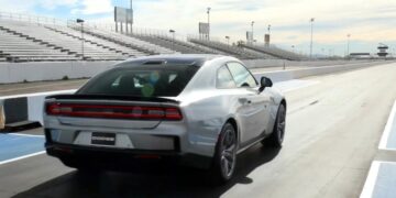 Дайджест дня: стамбульские Bentley, электромобильная фабрика Ferrari и другие события индустрии