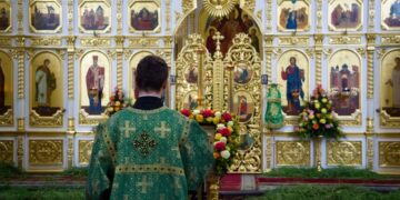 Православные верующие отмечают Троицу