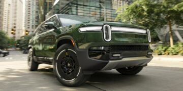 Представлены обновленные электромобили Rivian R1S и R1T